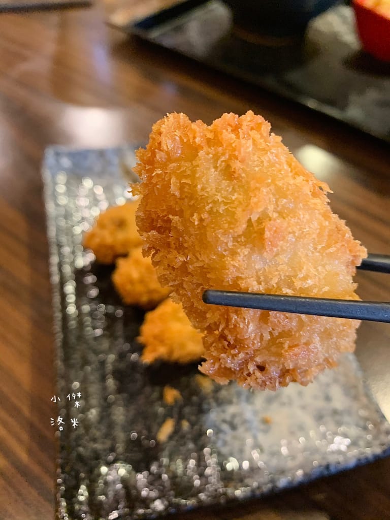 《美食》新丼｜網路熱度超高美食 誇張邪惡濃郁的起司瀑布牽絲到天邊 酥脆的oversize重量菲力豬排 叫人怎能不心動 中山站美食 台北好吃丼飯 台北美食推薦