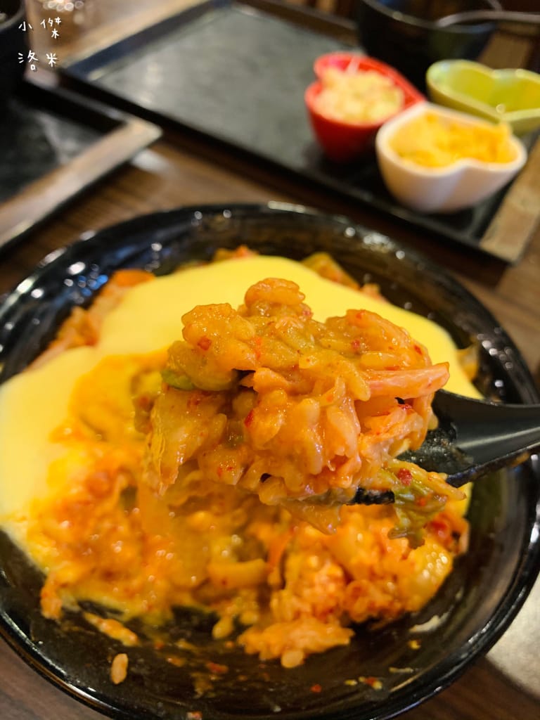 《美食》新丼｜網路熱度超高美食 誇張邪惡濃郁的起司瀑布牽絲到天邊 酥脆的oversize重量菲力豬排 叫人怎能不心動 中山站美食 台北好吃丼飯 台北美食推薦