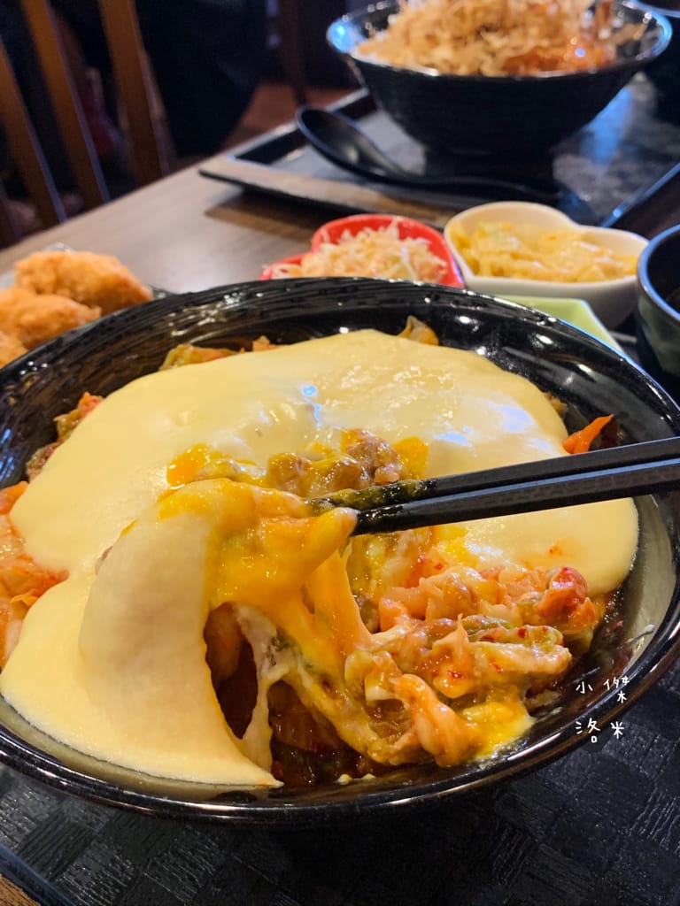 《美食》新丼｜網路熱度超高美食 誇張邪惡濃郁的起司瀑布牽絲到天邊 酥脆的oversize重量菲力豬排 叫人怎能不心動 中山站美食 台北好吃丼飯 台北美食推薦