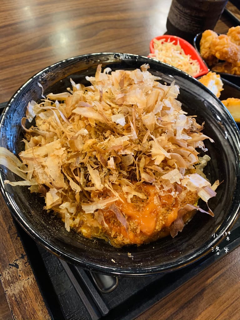 《美食》新丼｜網路熱度超高美食 誇張邪惡濃郁的起司瀑布牽絲到天邊 酥脆的oversize重量菲力豬排 叫人怎能不心動 中山站美食 台北好吃丼飯 台北美食推薦