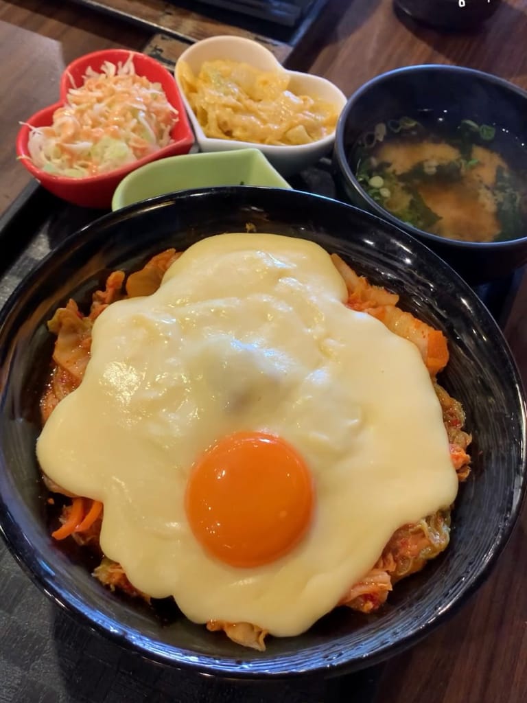 《美食》新丼｜網路熱度超高美食 誇張邪惡濃郁的起司瀑布牽絲到天邊 酥脆的oversize重量菲力豬排 叫人怎能不心動 中山站美食 台北好吃丼飯 台北美食推薦