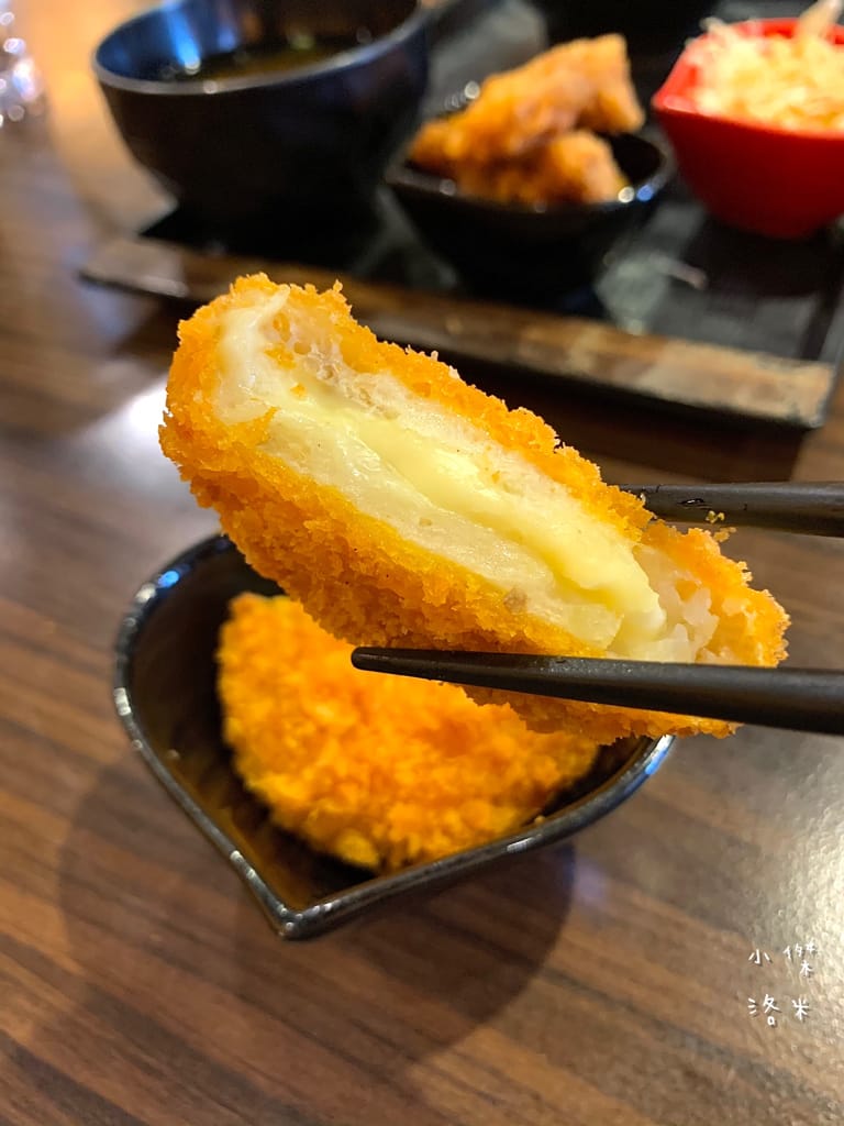 《美食》新丼｜網路熱度超高美食 誇張邪惡濃郁的起司瀑布牽絲到天邊 酥脆的oversize重量菲力豬排 叫人怎能不心動 中山站美食 台北好吃丼飯 台北美食推薦