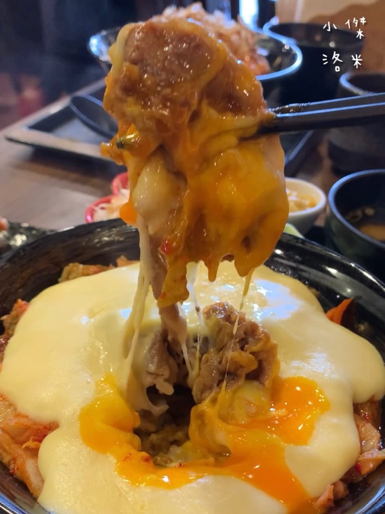 《美食》新丼｜網路熱度超高美食 誇張邪惡濃郁的起司瀑布牽絲到天邊 酥脆的oversize重量菲力豬排 叫人怎能不心動 中山站美食 台北好吃丼飯 台北美食推薦