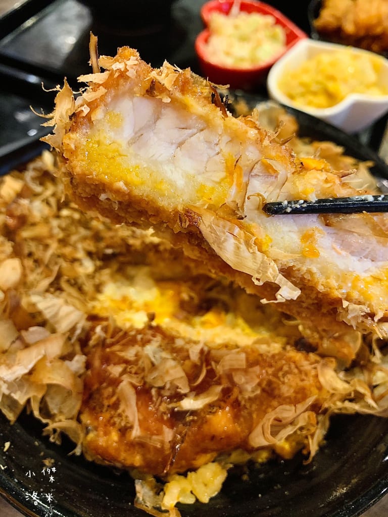 《美食》新丼｜網路熱度超高美食 誇張邪惡濃郁的起司瀑布牽絲到天邊 酥脆的oversize重量菲力豬排 叫人怎能不心動 中山站美食 台北好吃丼飯 台北美食推薦