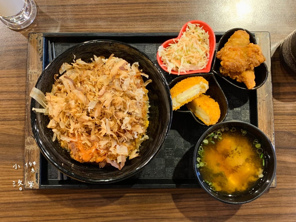 《美食》新丼｜網路熱度超高美食 誇張邪惡濃郁的起司瀑布牽絲到天邊 酥脆的oversize重量菲力豬排 叫人怎能不心動 中山站美食 台北好吃丼飯 台北美食推薦