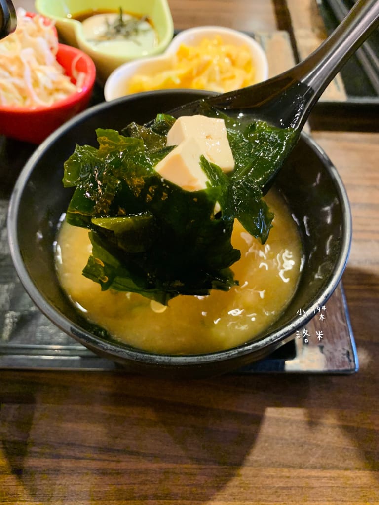 《美食》新丼｜網路熱度超高美食 誇張邪惡濃郁的起司瀑布牽絲到天邊 酥脆的oversize重量菲力豬排 叫人怎能不心動 中山站美食 台北好吃丼飯 台北美食推薦