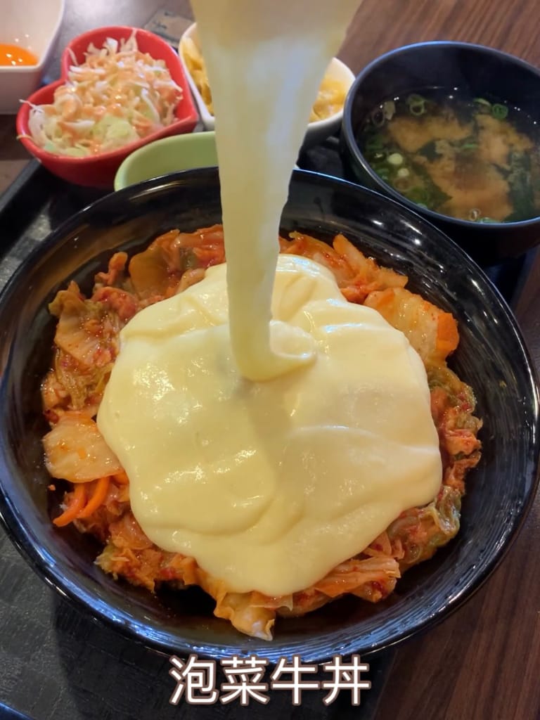 《美食》新丼｜網路熱度超高美食 誇張邪惡濃郁的起司瀑布牽絲到天邊 酥脆的oversize重量菲力豬排 叫人怎能不心動 中山站美食 台北好吃丼飯 台北美食推薦