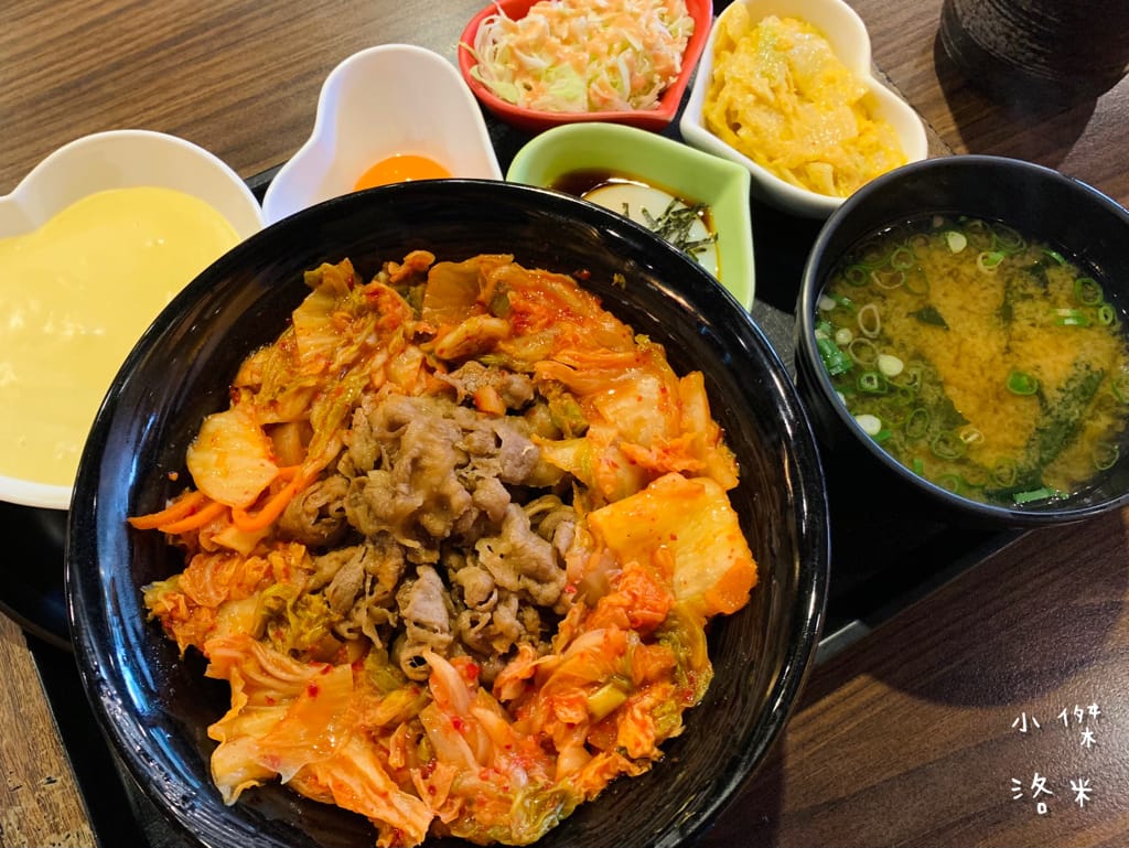 《美食》新丼｜網路熱度超高美食 誇張邪惡濃郁的起司瀑布牽絲到天邊 酥脆的oversize重量菲力豬排 叫人怎能不心動 中山站美食 台北好吃丼飯 台北美食推薦