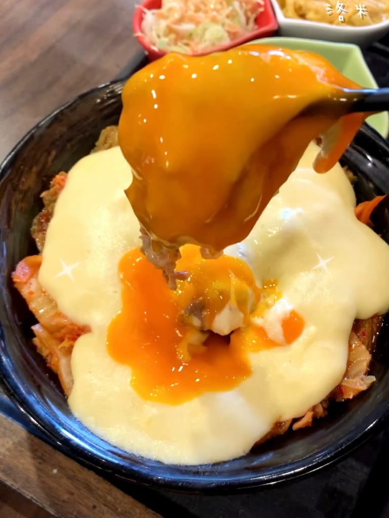 《美食》新丼｜網路熱度超高美食 誇張邪惡濃郁的起司瀑布牽絲到天邊 酥脆的oversize重量菲力豬排 叫人怎能不心動 中山站美食 台北好吃丼飯 台北美食推薦