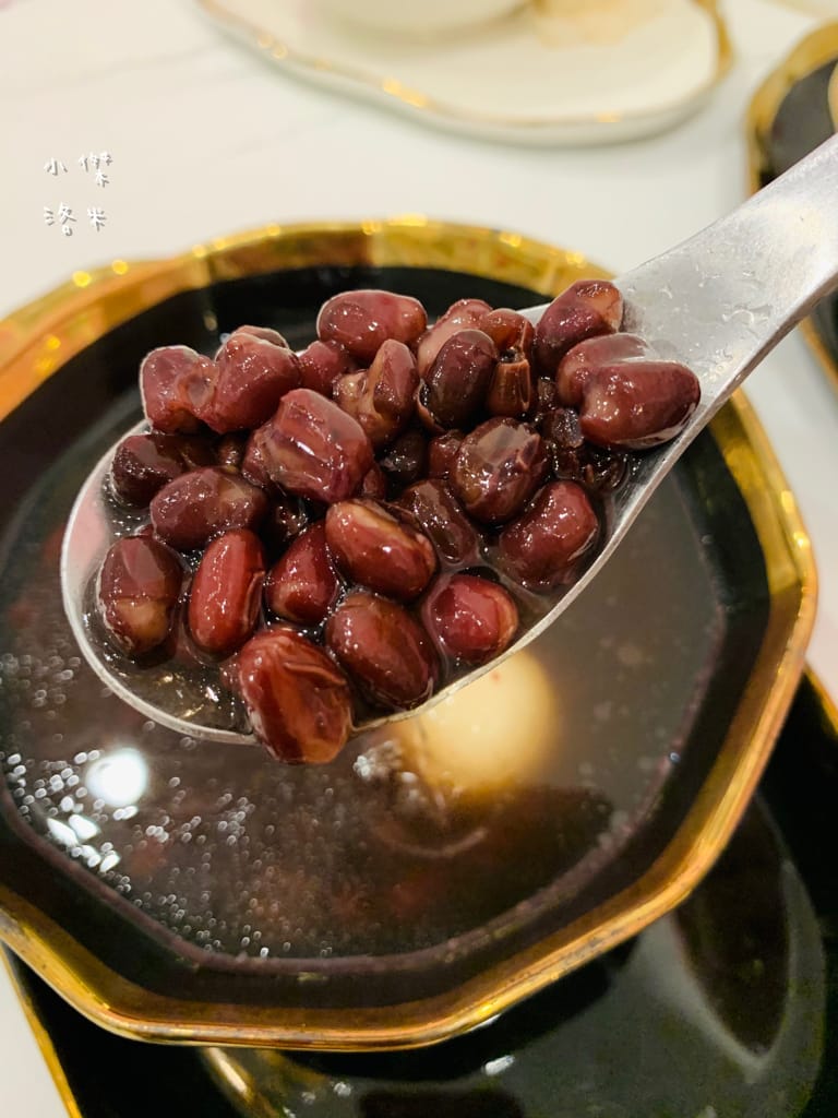 《美食》何家甜品鋪-公館汀州店｜ 好拍好吃的文青網美打卡甜品鋪 飄蔗香古制秘糖 冰的熱的都好吃 公館甜品推薦