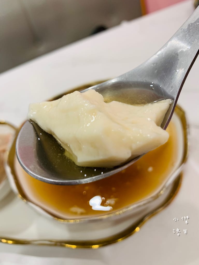 《美食》何家甜品鋪-公館汀州店｜ 好拍好吃的文青網美打卡甜品鋪 飄蔗香古制秘糖 冰的熱的都好吃 公館甜品推薦