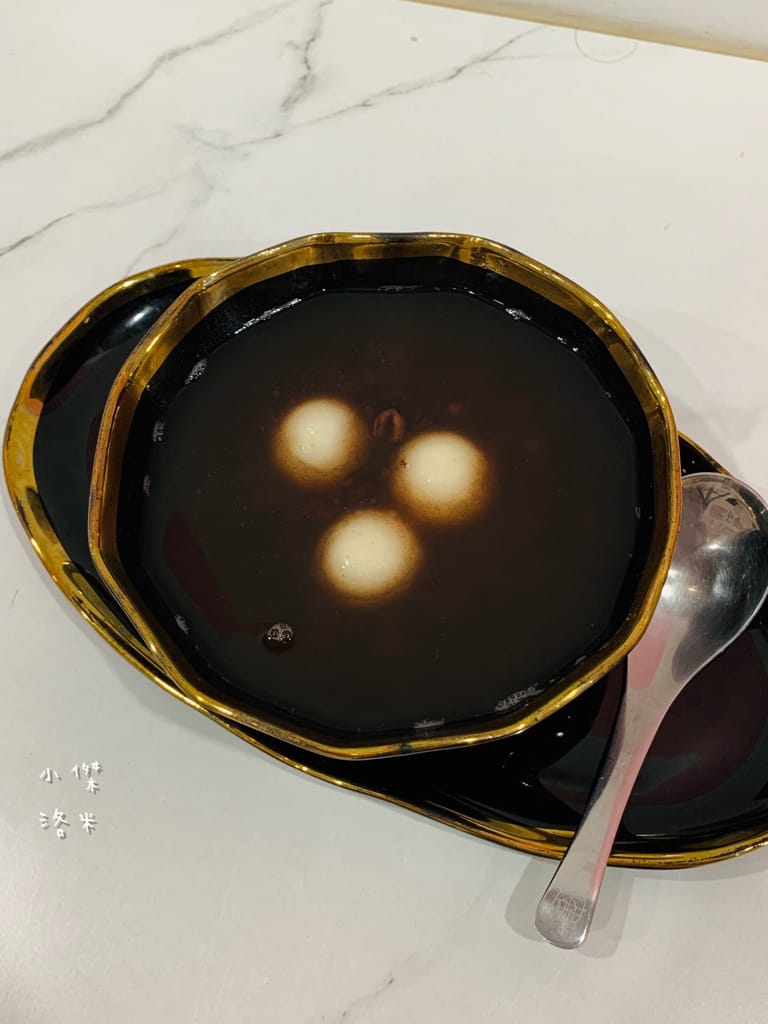 《美食》何家甜品鋪-公館汀州店｜ 好拍好吃的文青網美打卡甜品鋪 飄蔗香古制秘糖 冰的熱的都好吃 公館甜品推薦