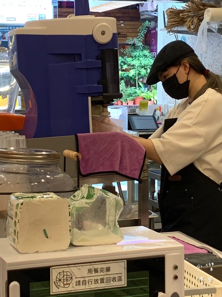 《美食》何家甜品鋪-公館汀州店｜ 好拍好吃的文青網美打卡甜品鋪 飄蔗香古制秘糖 冰的熱的都好吃 公館甜品推薦