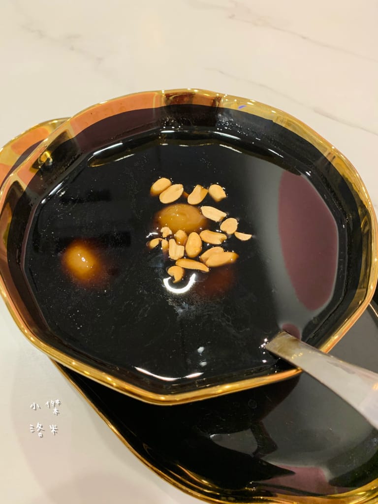 《美食》何家甜品鋪-公館汀州店｜ 好拍好吃的文青網美打卡甜品鋪 飄蔗香古制秘糖 冰的熱的都好吃 公館甜品推薦