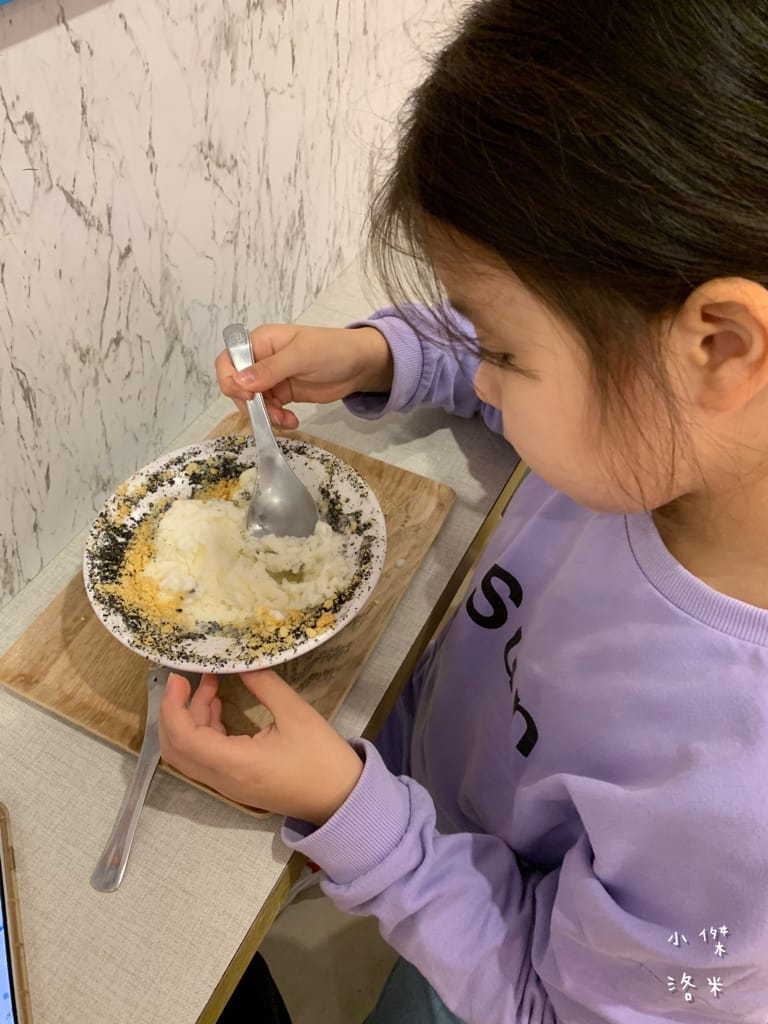 《美食》何家甜品鋪-公館汀州店｜ 好拍好吃的文青網美打卡甜品鋪 飄蔗香古制秘糖 冰的熱的都好吃 公館甜品推薦