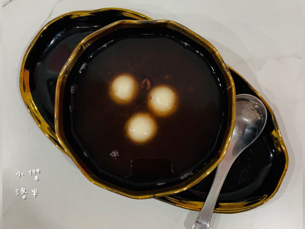 《美食》何家甜品鋪-公館汀州店｜ 好拍好吃的文青網美打卡甜品鋪 飄蔗香古制秘糖 冰的熱的都好吃 公館甜品推薦