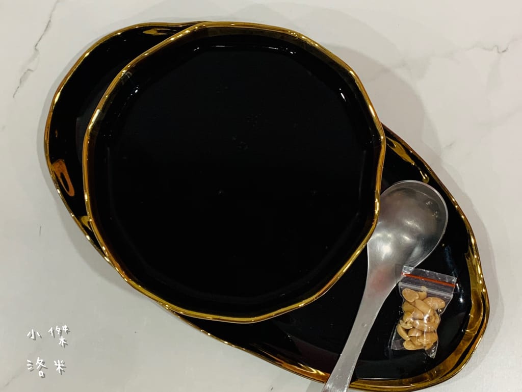 《美食》何家甜品鋪-公館汀州店｜ 好拍好吃的文青網美打卡甜品鋪 飄蔗香古制秘糖 冰的熱的都好吃 公館甜品推薦