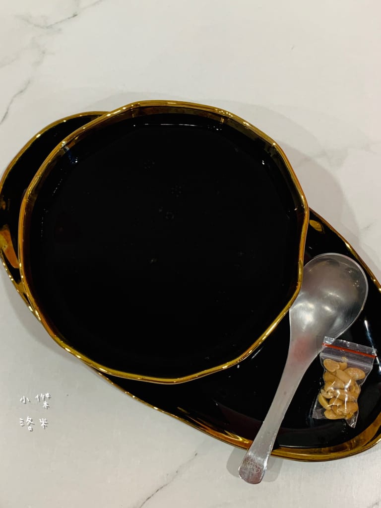 《美食》何家甜品鋪-公館汀州店｜ 好拍好吃的文青網美打卡甜品鋪 飄蔗香古制秘糖 冰的熱的都好吃 公館甜品推薦