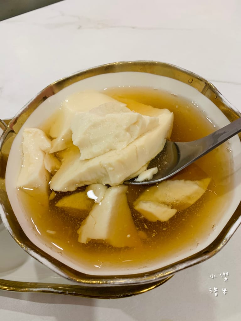 《美食》何家甜品鋪-公館汀州店｜ 好拍好吃的文青網美打卡甜品鋪 飄蔗香古制秘糖 冰的熱的都好吃 公館甜品推薦