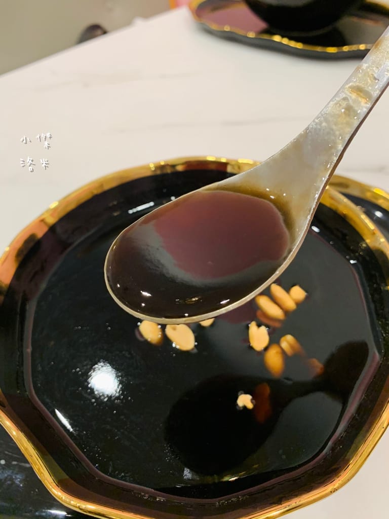 《美食》何家甜品鋪-公館汀州店｜ 好拍好吃的文青網美打卡甜品鋪 飄蔗香古制秘糖 冰的熱的都好吃 公館甜品推薦