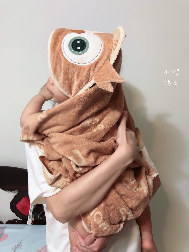 《親子》SDS-SHOW媽咪愛寶包-有機棉圍裙式浴巾｜嬰兒有機棉浴巾開箱 吸睛可愛造型連帽浴巾 寶寶沐浴洗澡不再打仗 百分之百台灣有機棉製作 實用新生兒禮物推薦 吸水性強寶寶浴巾推薦