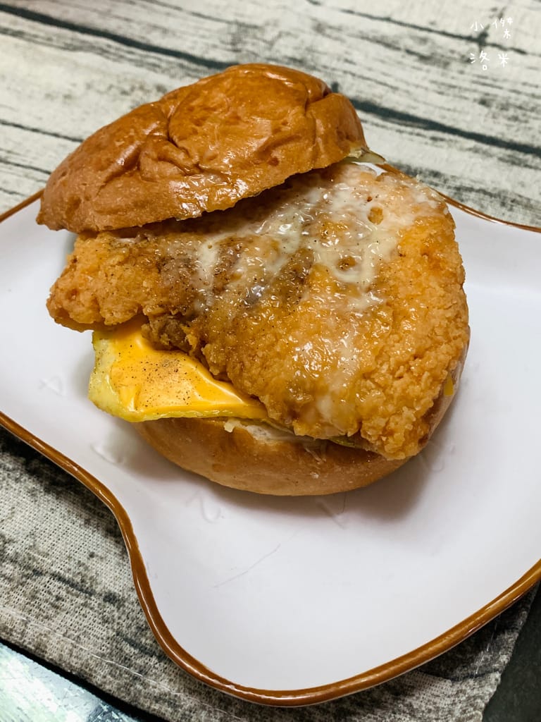 《美食》肥熊早早午餐｜早餐店兼賣便當竟然意外的好吃 咔啦雞腿漢堡香辣過癮 寵物友善早餐店 板橋早午餐食記