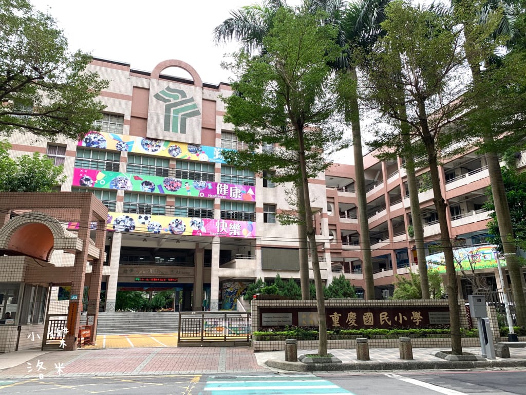 《美食》肥熊早早午餐｜早餐店兼賣便當竟然意外的好吃 咔啦雞腿漢堡香辣過癮 寵物友善早餐店 板橋早午餐食記