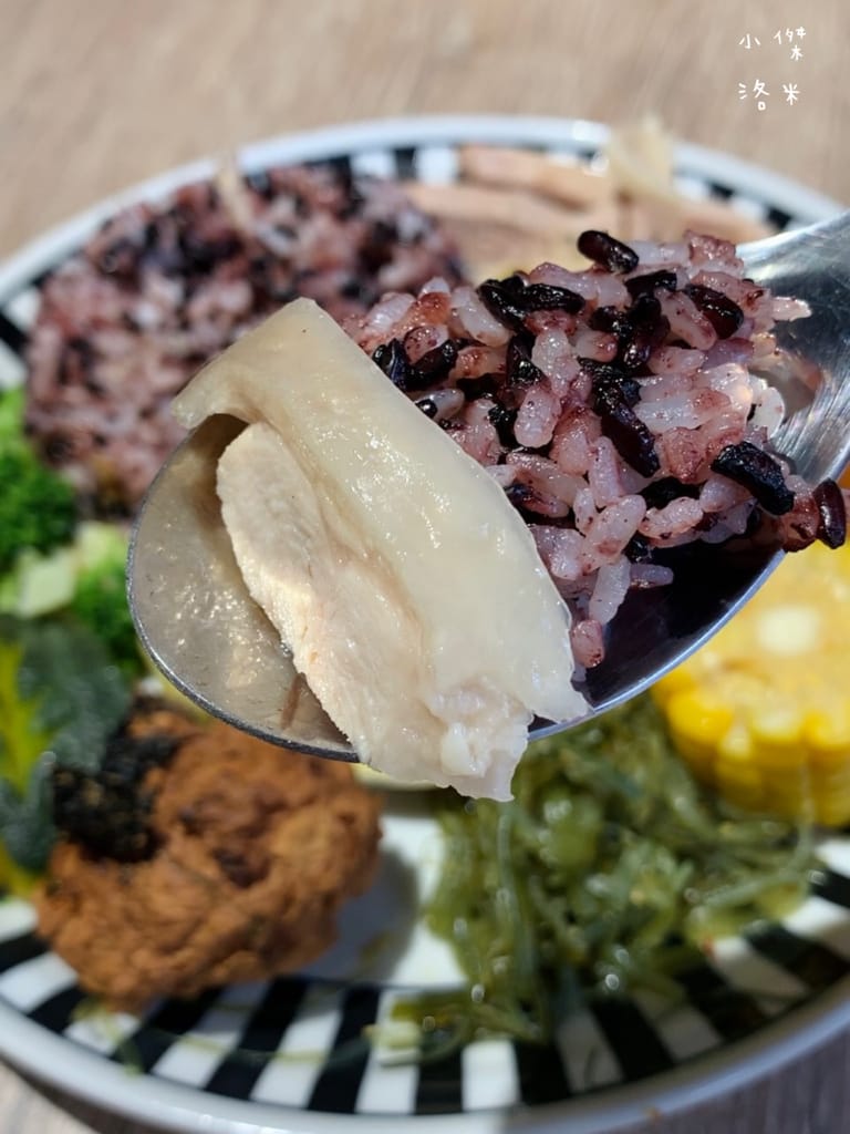 《美食》肥熊早早午餐｜早餐店兼賣便當竟然意外的好吃 咔啦雞腿漢堡香辣過癮 寵物友善早餐店 板橋早午餐食記