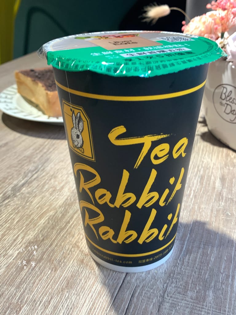 《美食》肥熊早早午餐｜早餐店兼賣便當竟然意外的好吃 咔啦雞腿漢堡香辣過癮 寵物友善早餐店 板橋早午餐食記