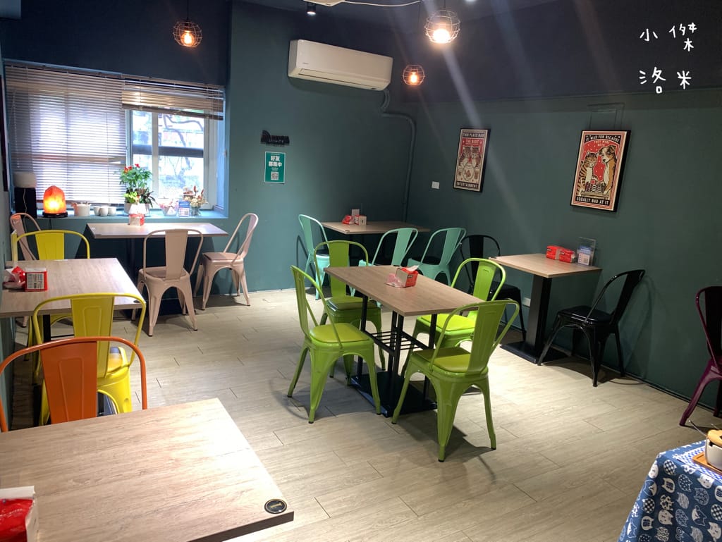 《美食》肥熊早早午餐｜早餐店兼賣便當竟然意外的好吃 咔啦雞腿漢堡香辣過癮 寵物友善早餐店 板橋早午餐食記