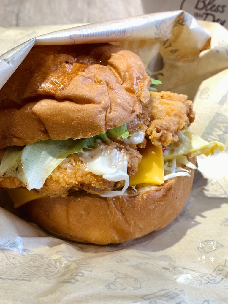 《美食》肥熊早早午餐｜早餐店兼賣便當竟然意外的好吃 咔啦雞腿漢堡香辣過癮 寵物友善早餐店 板橋早午餐食記