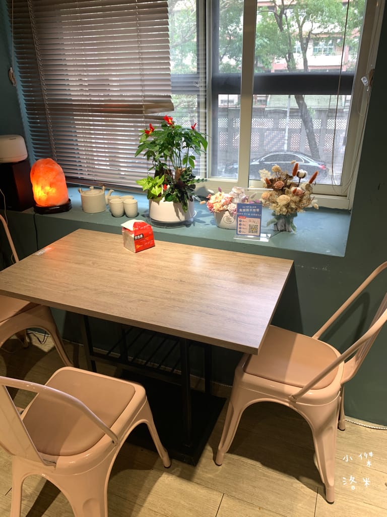 《美食》肥熊早早午餐｜早餐店兼賣便當竟然意外的好吃 咔啦雞腿漢堡香辣過癮 寵物友善早餐店 板橋早午餐食記