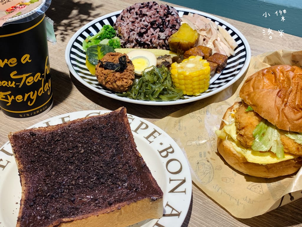 《美食》肥熊早早午餐｜早餐店兼賣便當竟然意外的好吃 咔啦雞腿漢堡香辣過癮 寵物友善早餐店 板橋早午餐食記