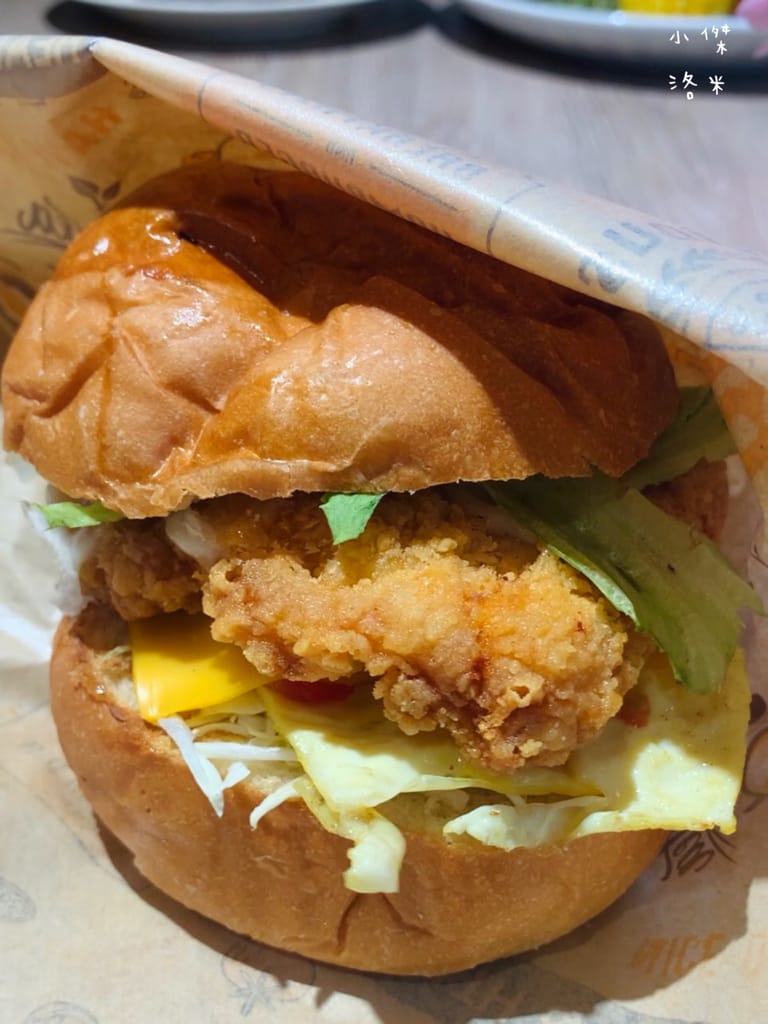 《美食》肥熊早早午餐｜早餐店兼賣便當竟然意外的好吃 咔啦雞腿漢堡香辣過癮 寵物友善早餐店 板橋早午餐食記