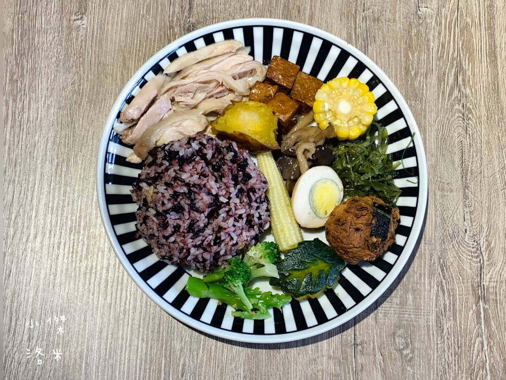 《美食》肥熊早早午餐｜早餐店兼賣便當竟然意外的好吃 咔啦雞腿漢堡香辣過癮 寵物友善早餐店 板橋早午餐食記