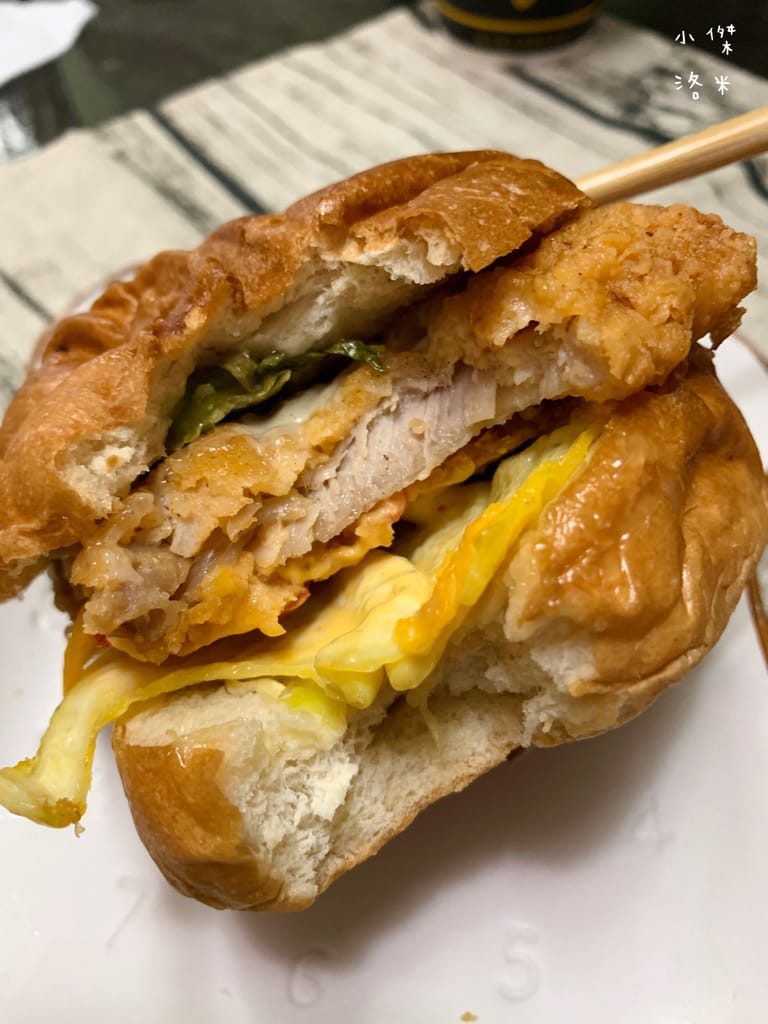 《美食》肥熊早早午餐｜早餐店兼賣便當竟然意外的好吃 咔啦雞腿漢堡香辣過癮 寵物友善早餐店 板橋早午餐食記