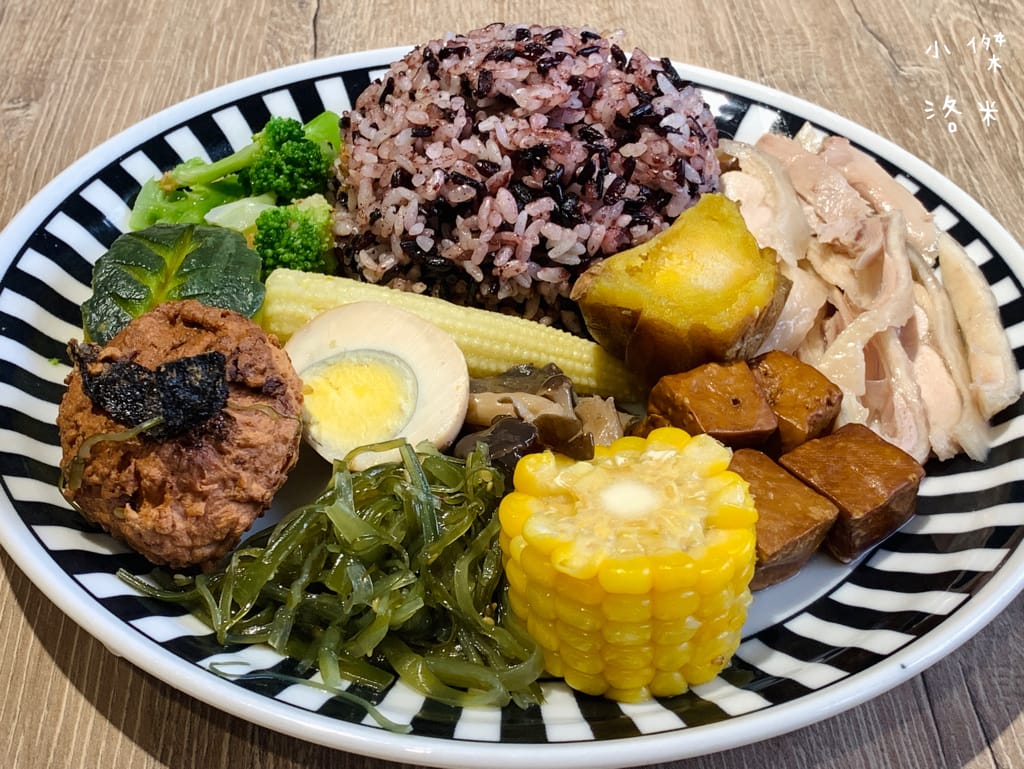 《美食》肥熊早早午餐｜早餐店兼賣便當竟然意外的好吃 咔啦雞腿漢堡香辣過癮 寵物友善早餐店 板橋早午餐食記