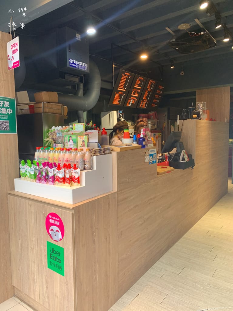 《美食》肥熊早早午餐｜早餐店兼賣便當竟然意外的好吃 咔啦雞腿漢堡香辣過癮 寵物友善早餐店 板橋早午餐食記