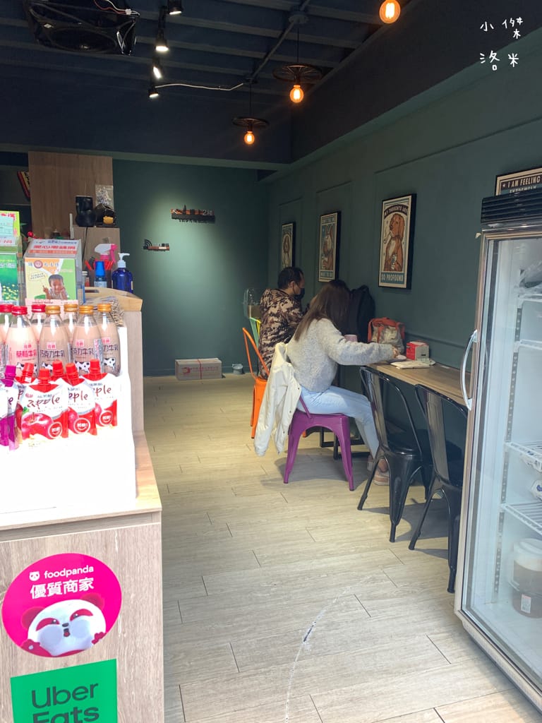 《美食》肥熊早早午餐｜早餐店兼賣便當竟然意外的好吃 咔啦雞腿漢堡香辣過癮 寵物友善早餐店 板橋早午餐食記