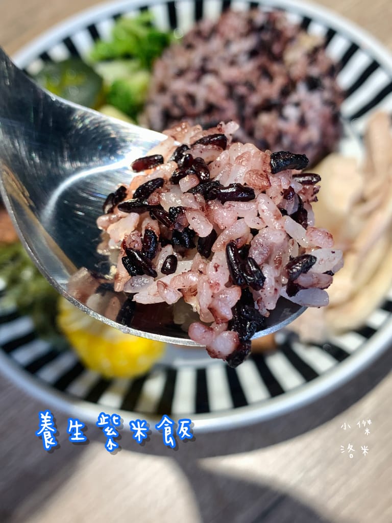 《美食》肥熊早早午餐｜早餐店兼賣便當竟然意外的好吃 咔啦雞腿漢堡香辣過癮 寵物友善早餐店 板橋早午餐食記