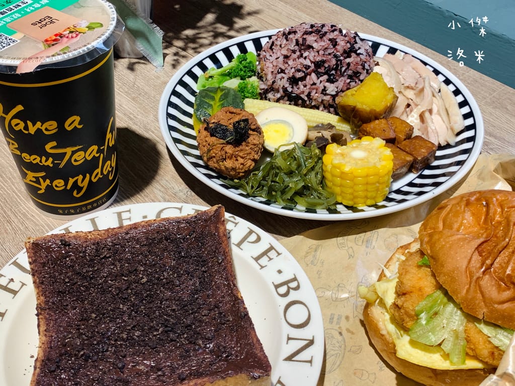 《美食》肥熊早早午餐｜早餐店兼賣便當竟然意外的好吃 咔啦雞腿漢堡香辣過癮 寵物友善早餐店 板橋早午餐食記