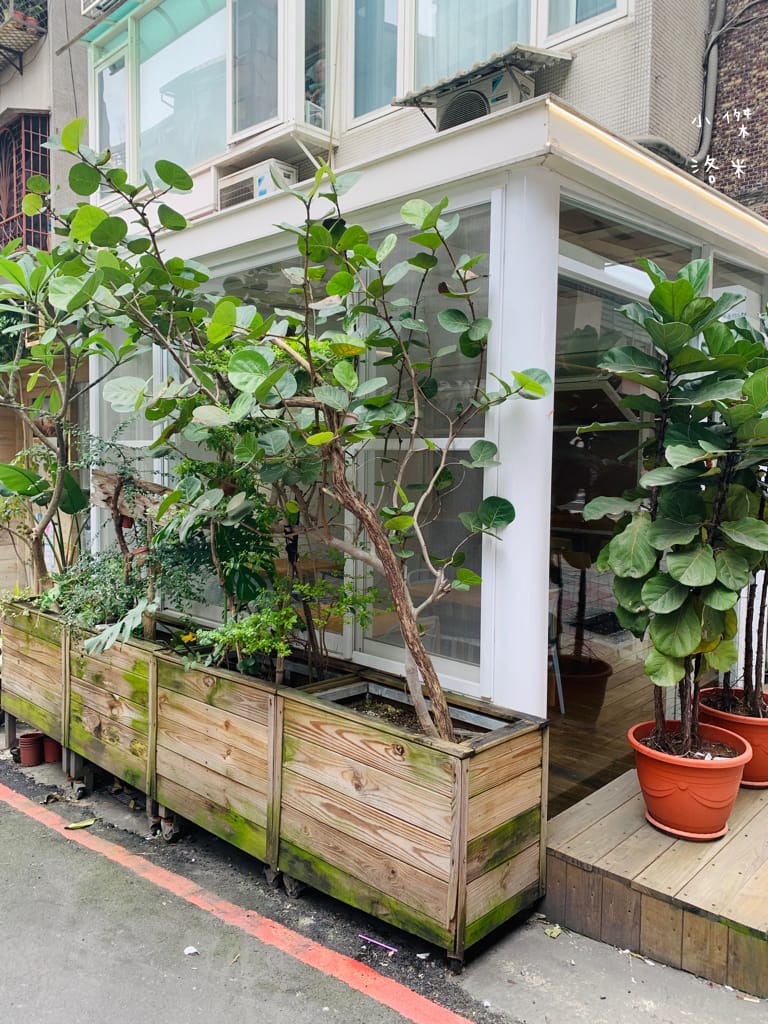 《美食》Compas Pasta House 康帕斯義麵屋｜手工義大利麵 自製手工醬料 新鮮現做食材 森林系清新網美店 寵物友善餐廳 東區美食推薦