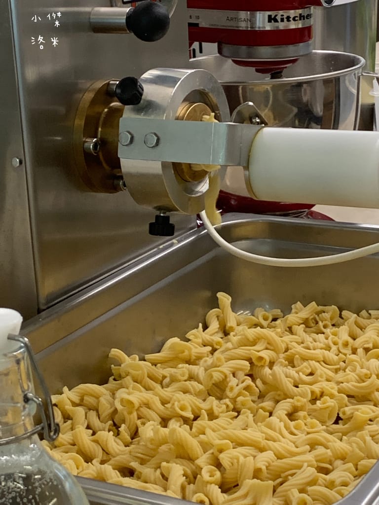 《美食》Compas Pasta House 康帕斯義麵屋｜手工義大利麵 自製手工醬料 新鮮現做食材 森林系清新網美店 寵物友善餐廳 東區美食推薦