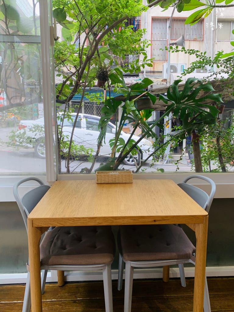 《美食》Compas Pasta House 康帕斯義麵屋｜手工義大利麵 自製手工醬料 新鮮現做食材 森林系清新網美店 寵物友善餐廳 東區美食推薦