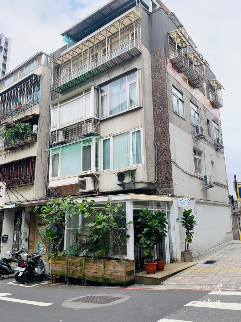 《美食》Compas Pasta House 康帕斯義麵屋｜手工義大利麵 自製手工醬料 新鮮現做食材 森林系清新網美店 寵物友善餐廳 東區美食推薦