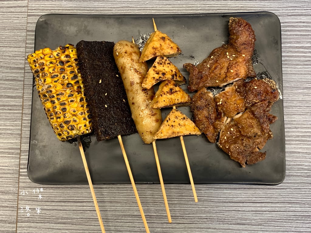 《美食》伙房燒烤-台北創始店｜台北平價串燒/炸物15元起 宵夜小酌好去處 大直深夜食堂美食推薦 捷運美食推薦 學生族小資族宵夜首選