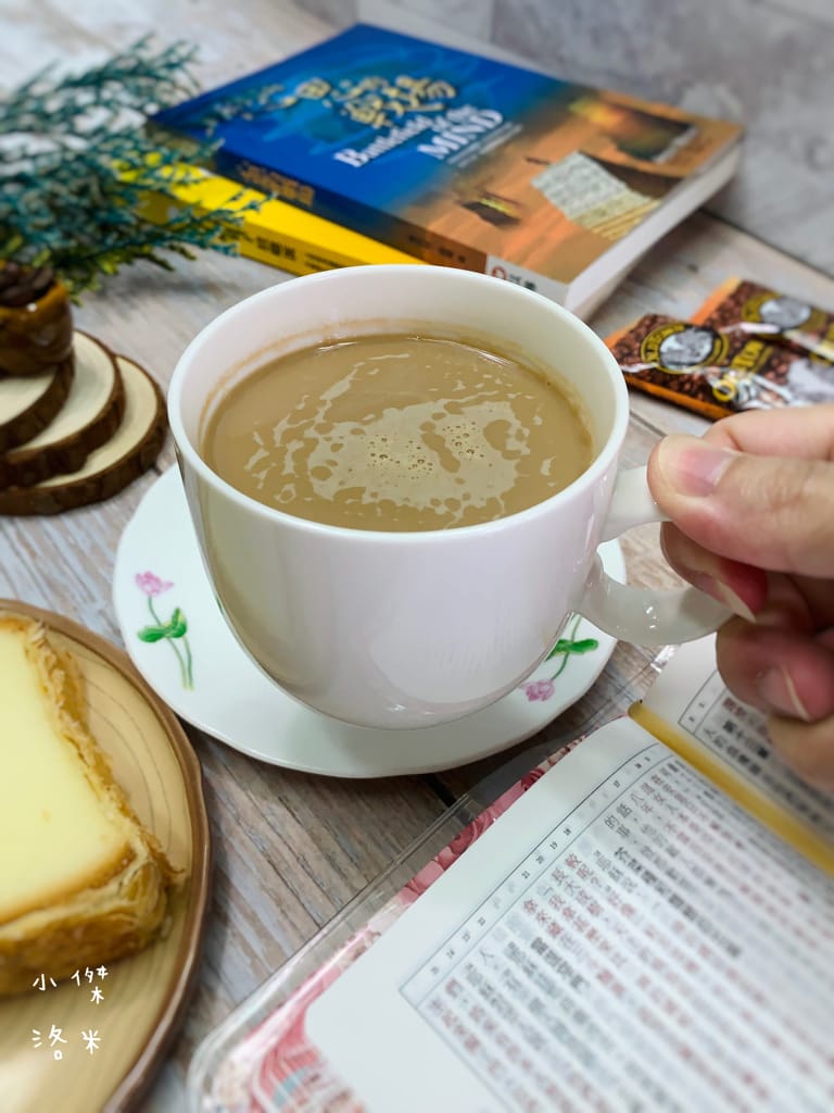 《美食生活》OLDTOWN舊街場白咖啡-鹽香焦糖味｜用一杯香醇白咖啡開啟全新的一天 簡單快速做早餐/下午茶