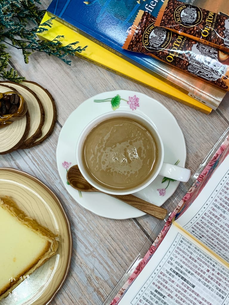 《美食生活》OLDTOWN舊街場白咖啡-鹽香焦糖味｜用一杯香醇白咖啡開啟全新的一天 簡單快速做早餐/下午茶