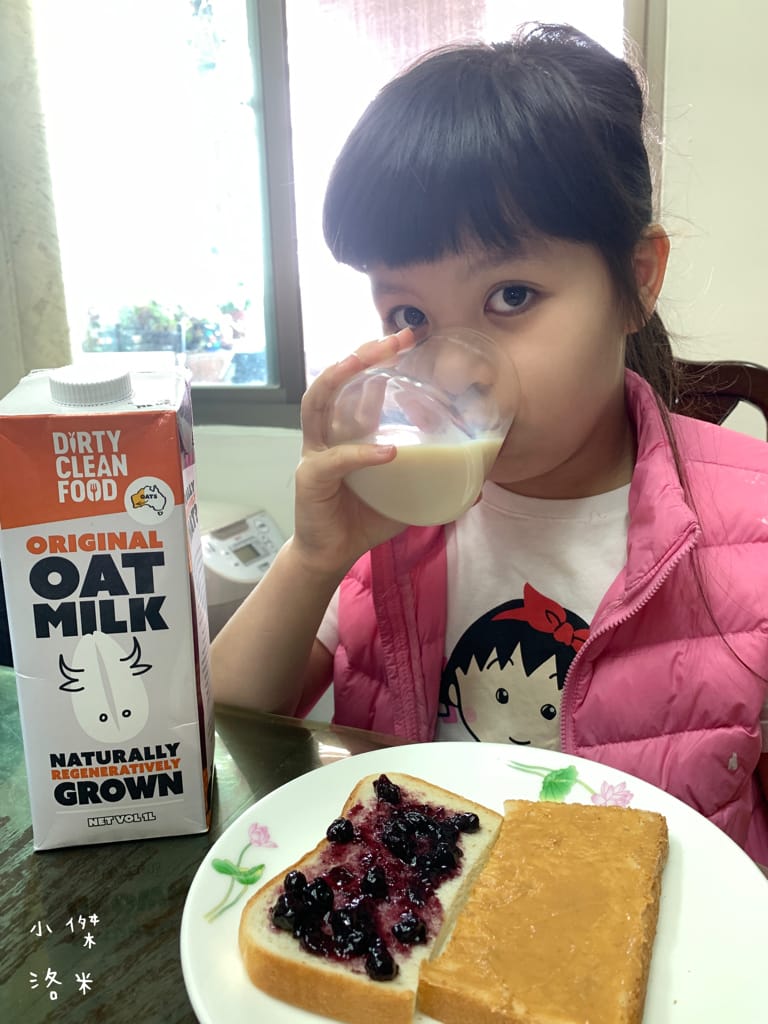 《美食生活》OLDTOWN舊街場白咖啡-鹽香焦糖味｜用一杯香醇白咖啡開啟全新的一天 簡單快速做早餐/下午茶