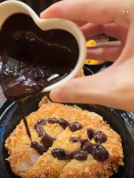 《美食》新丼-四訪｜無敵巧克力豬排丼 熔岩咖哩炸雞丼 你敢挑